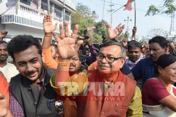 Ratan in saffron colour : Congress MLA welcomed in BJP like marriage ceremony Ratan in saffron colour : Congress MLA welcomed in BJP like marriage ceremony